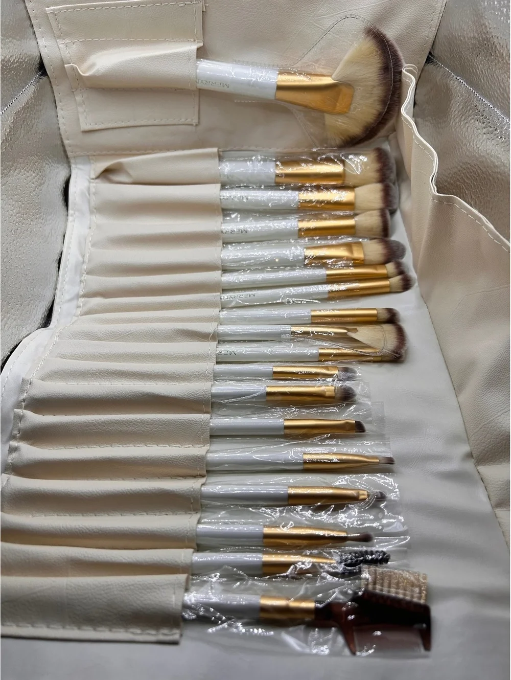 18-Piece Makeup Brush Set with Cream Faux Leather Roll-Up Case